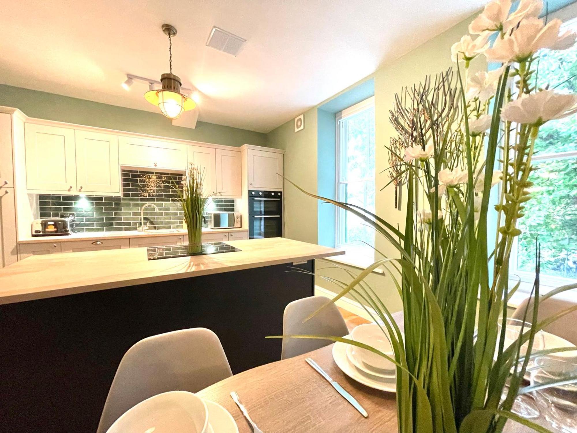 2 Bedroom Apartments Stopoverz บริสตอล ภายนอก รูปภาพ